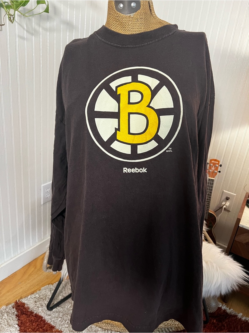 Reebok Men’s Brown Long-Sleeve Boston Bruins winter classic Logo Shirt